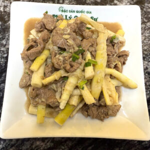 竹笋炒牛肉 STIR-FRIED BEEF WITH BAMBOO SHOOTS BÒ XÀO MĂNG TRÚC