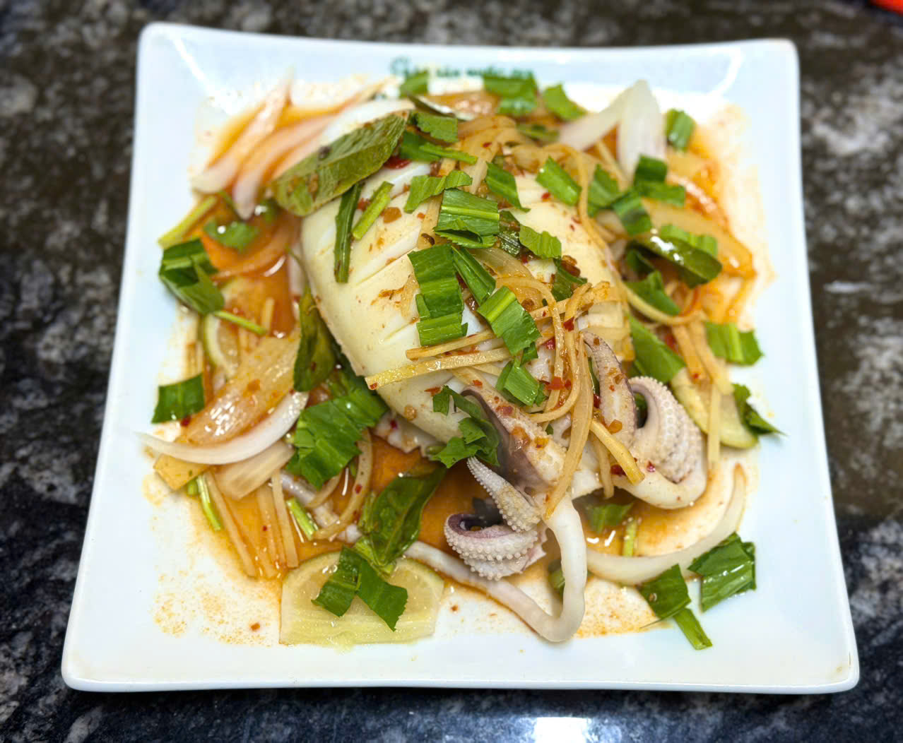 柠檬香菜蒸鱿鱼 STEAMED SQUID MỰC HẤP CHANH NGÒ GAI